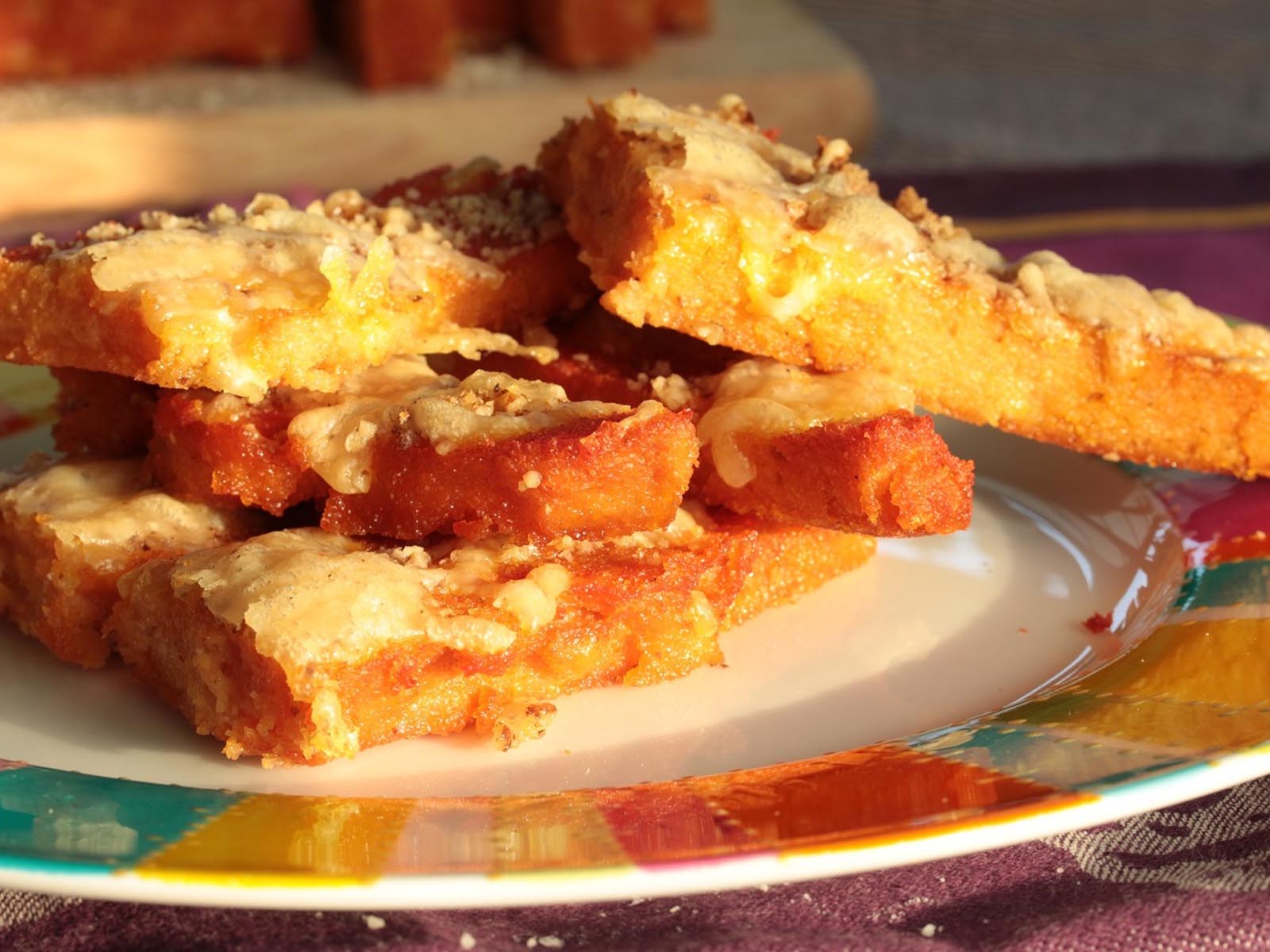 Polenta s cviklou, pecorinom a orechmi