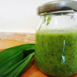 Jednoduché pesto z medvedieho cesnaku