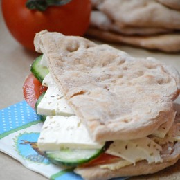 Homemade celozrnný pita chlieb