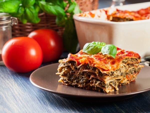 Celozrnné špenátové lasagne s ricottou a paradajkovou omáčkou
